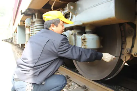 淺析鐵路貨車列檢現(xiàn)場作業(yè)閘瓦及閘瓦插銷檢查的技巧
