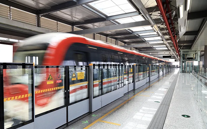 一乘客進(jìn)入地鐵軌道致列車緊急制動(dòng)