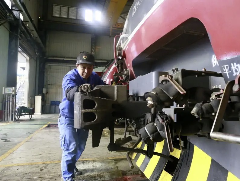 為“護(hù)手”，車(chē)鉤檢修員每天敲測(cè)400個(gè)車(chē)廂