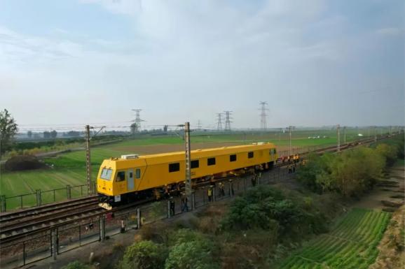 換軌車快速施工，展現(xiàn)新鐵路速度