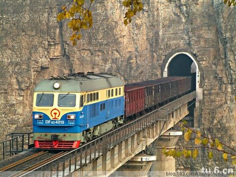 東風(fēng)4D貨（DF4DH）型干線貨運內(nèi)燃機車