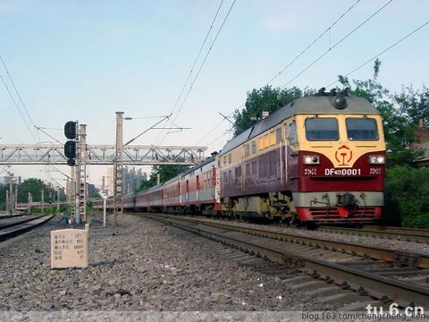 東風(fēng)4D（DF4D）型準(zhǔn)高速客運內(nèi)燃機車