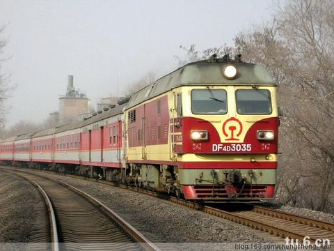 東風(fēng)4D客（DF4DK）型準(zhǔn)高速客運內(nèi)燃機車