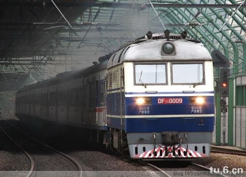 東風(fēng)11（DF11）型準(zhǔn)高速客運內(nèi)燃機車